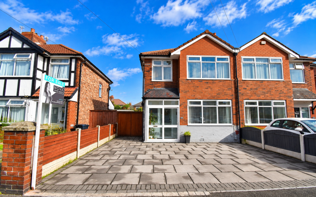 3-bed semi-detached on Peel House Lane,Widnes,WA8 6TG, £250,000