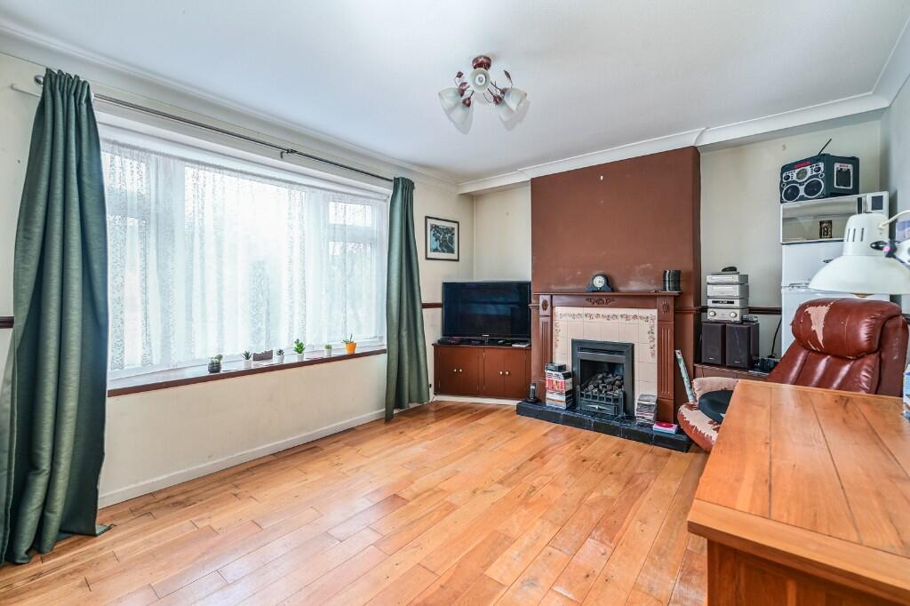 Cranford Park Drive, Yateley, Hampshire, GU46 photo 4