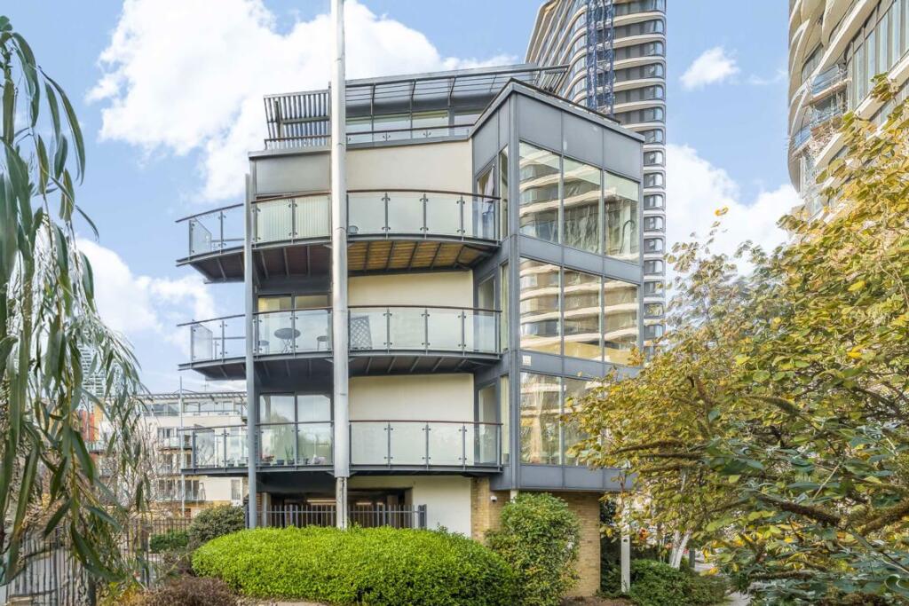 2-bed flat on Boardwalk Place, Canary Wharf, £500,000