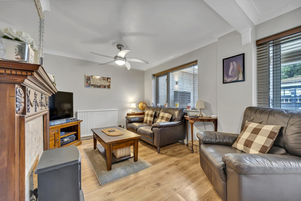 House in London, Collier Row - View 5