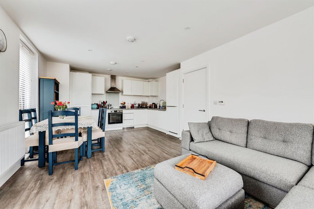 Apartment in Oxford, Littlemore - View 3