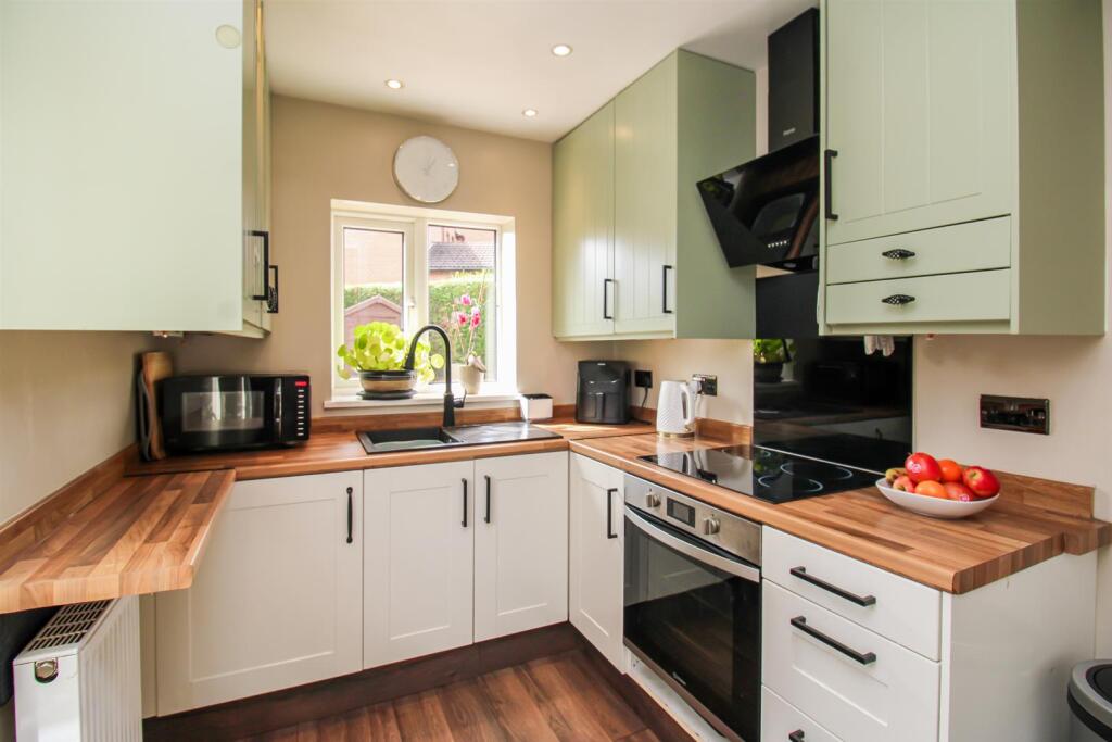 House in Wakefield, Outwood - View 2