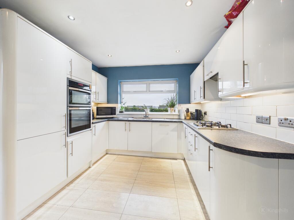 Keats Close, High Wycombe, Buckinghamshire, HP11 2UJ photo 4