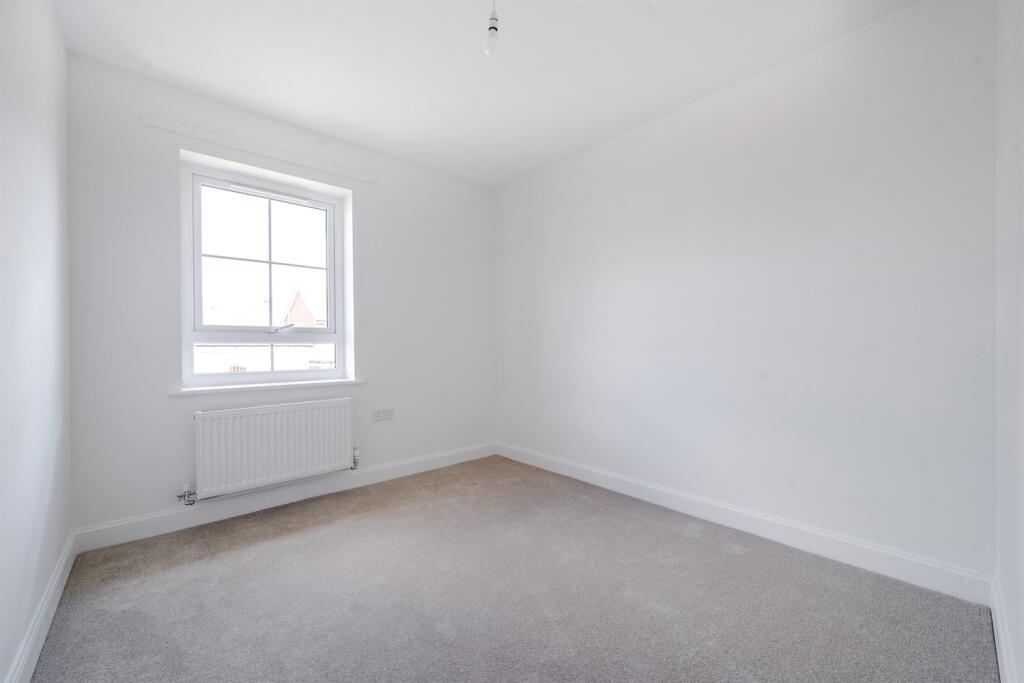 House in Arborfield Green, Finchampstead - More