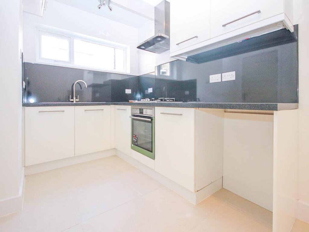 Apartment in Christchurch, Pokesdown, Bournemouth - View 4