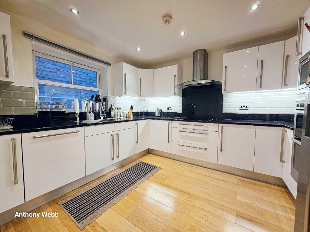 Main image of property: Hazelwood Lane, Palmers Green, N13