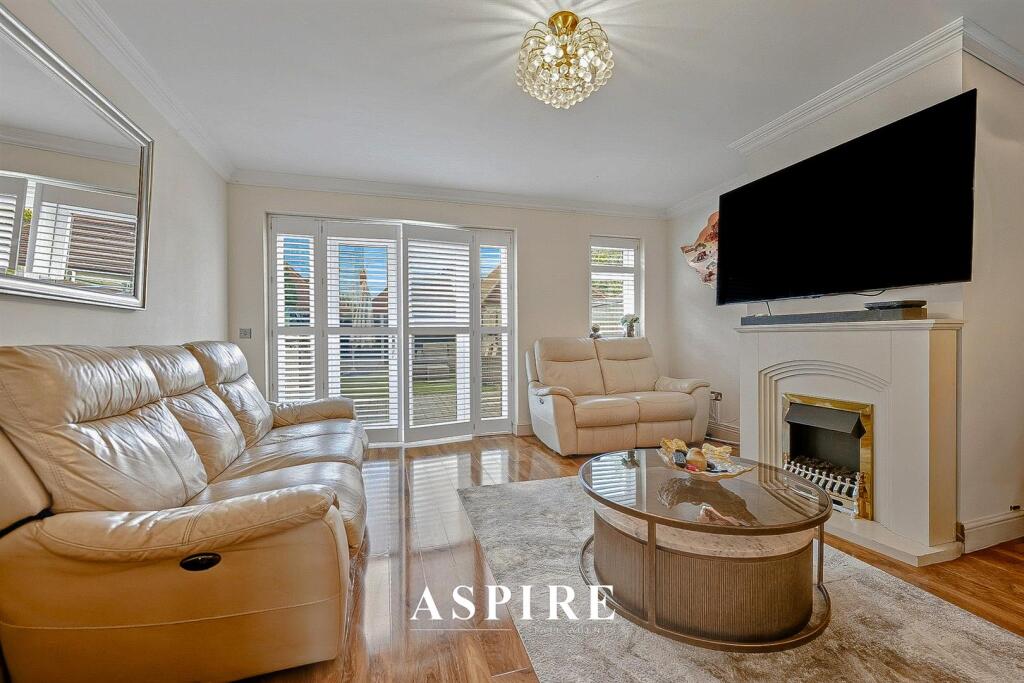 Chase Gardens, Westcliff-On-Sea photo 2