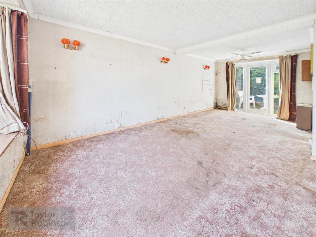 House in Crawley, Southgate - View 4