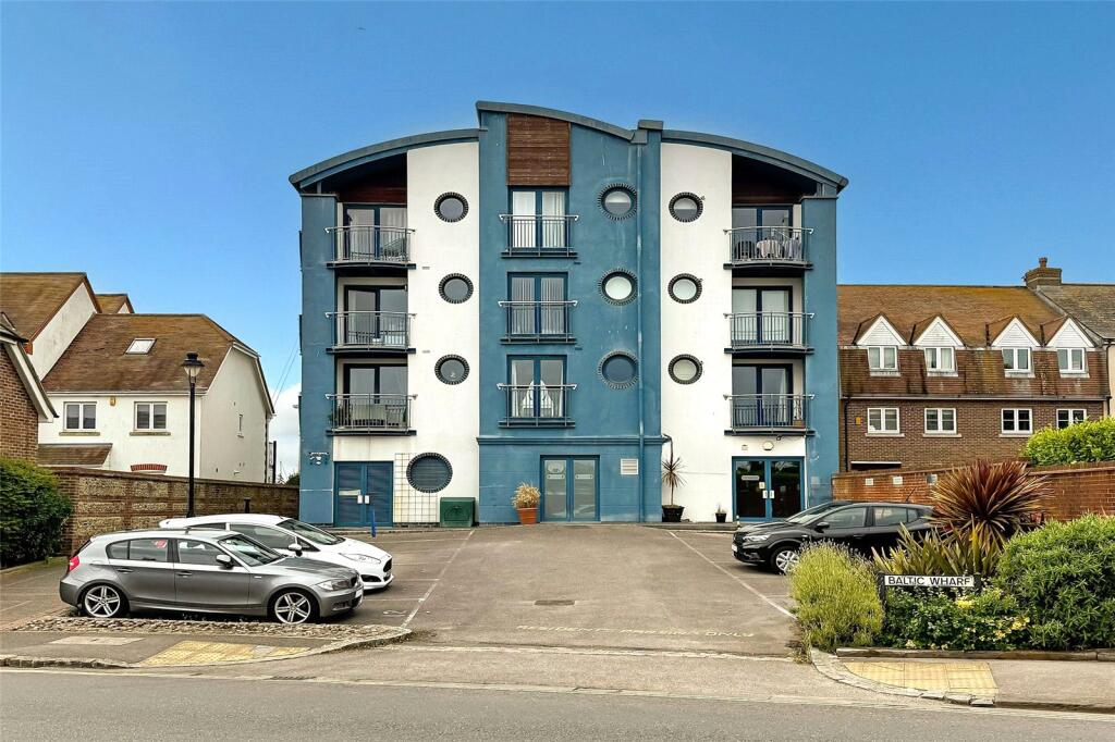 1-bed apartment on Pier Road, Littlehampton, West Sussex, £155,000