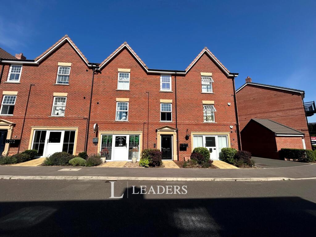 2-bed flat on Summerlin Drive, Woburn Sands, Milton Keynes, £210,000