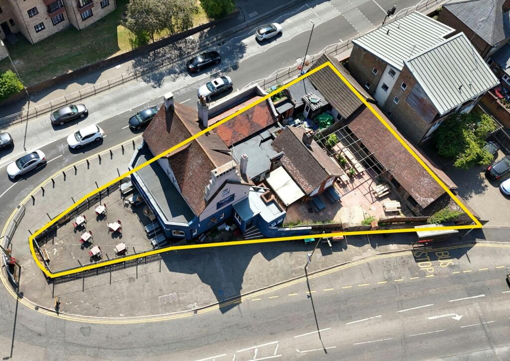 Whyteleafe Tavern, Warlingham - Yellow Line Boundary.jpg