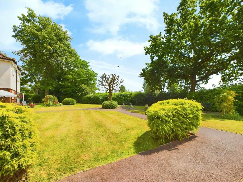 Robinswood Court, Horsham photo 4