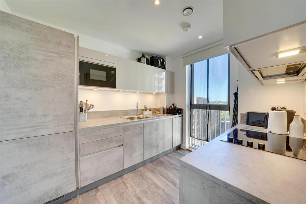 Apartment in London, Ponders End - View 3