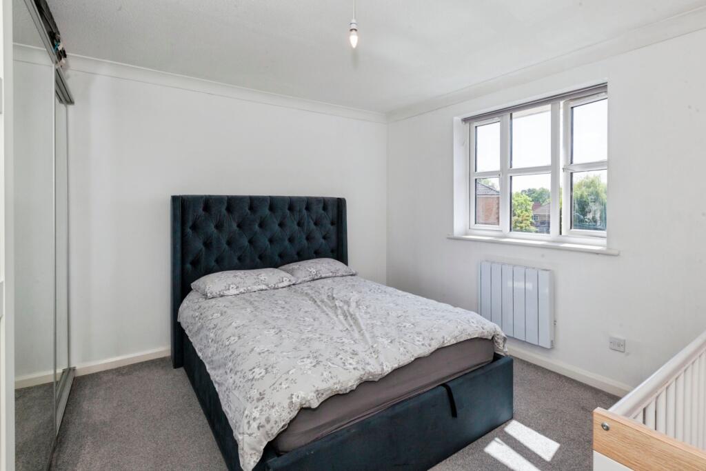 Apartment in Slough - More