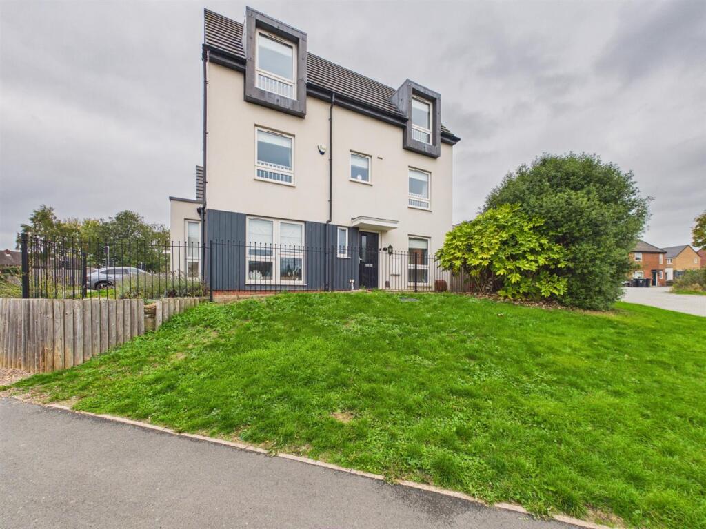 4-bed detached on Waldrom Road, Gedling, Nottingham, £370,000