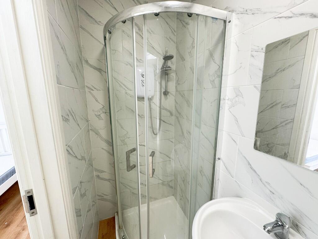 5 bedroom semi-detached house for rent