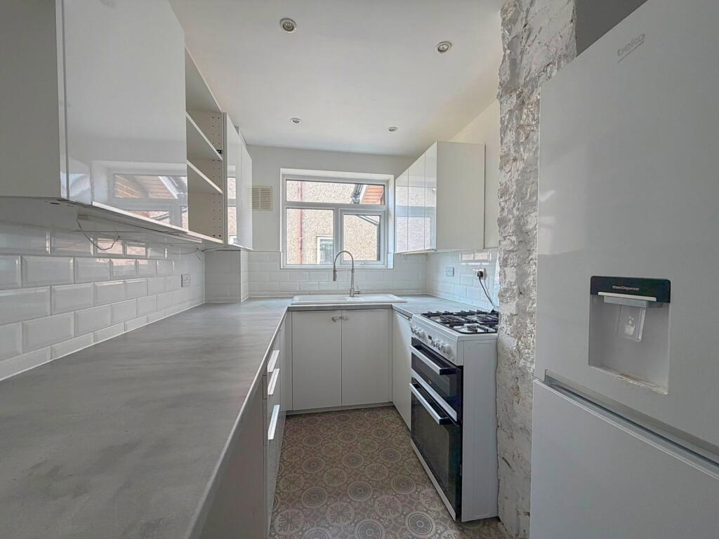 Apartment in Ilford - View 4