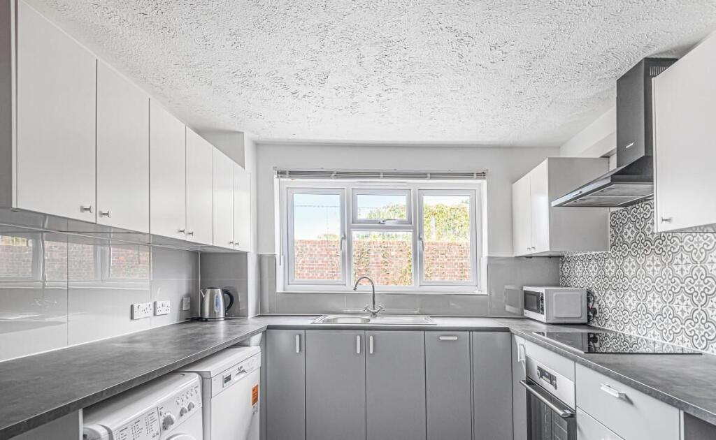 House in Guildford, Worplesdon - View 4