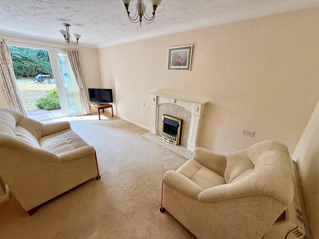 Apartment in Solihull, Haslucks Green - View 2