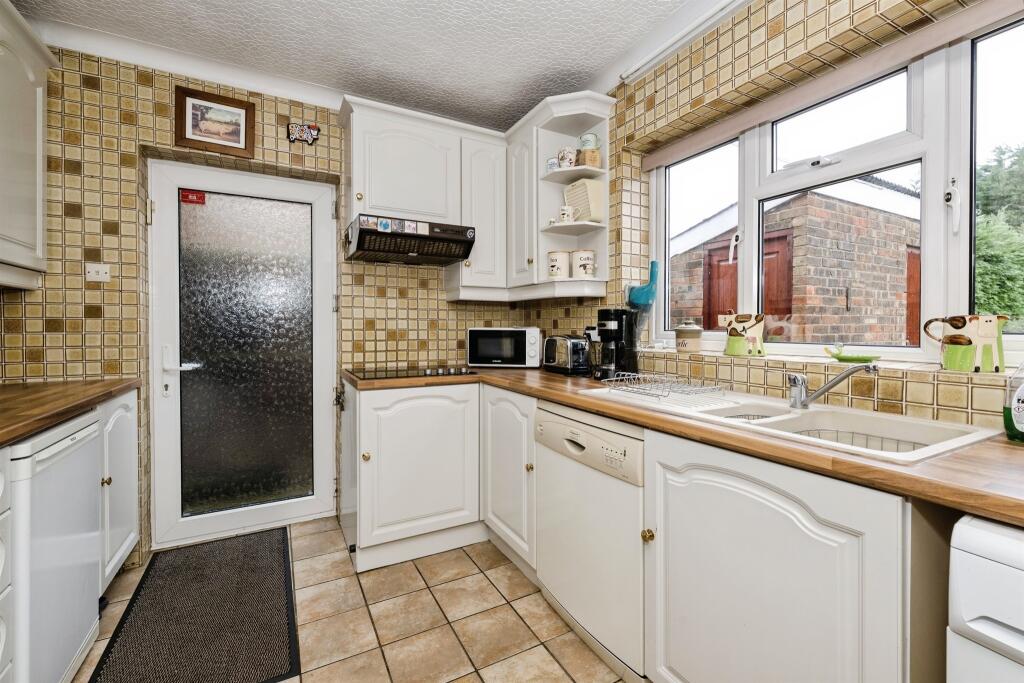 Folly Close, Yaxley, Peterborough photo 4