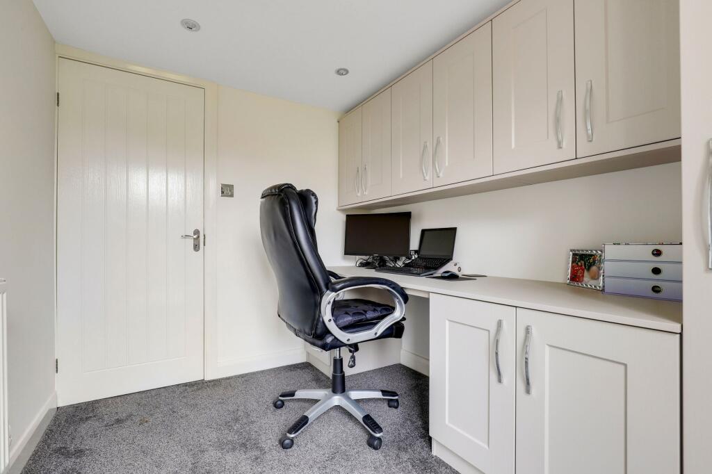 House in Gedling, Nottinghamshire - View 4