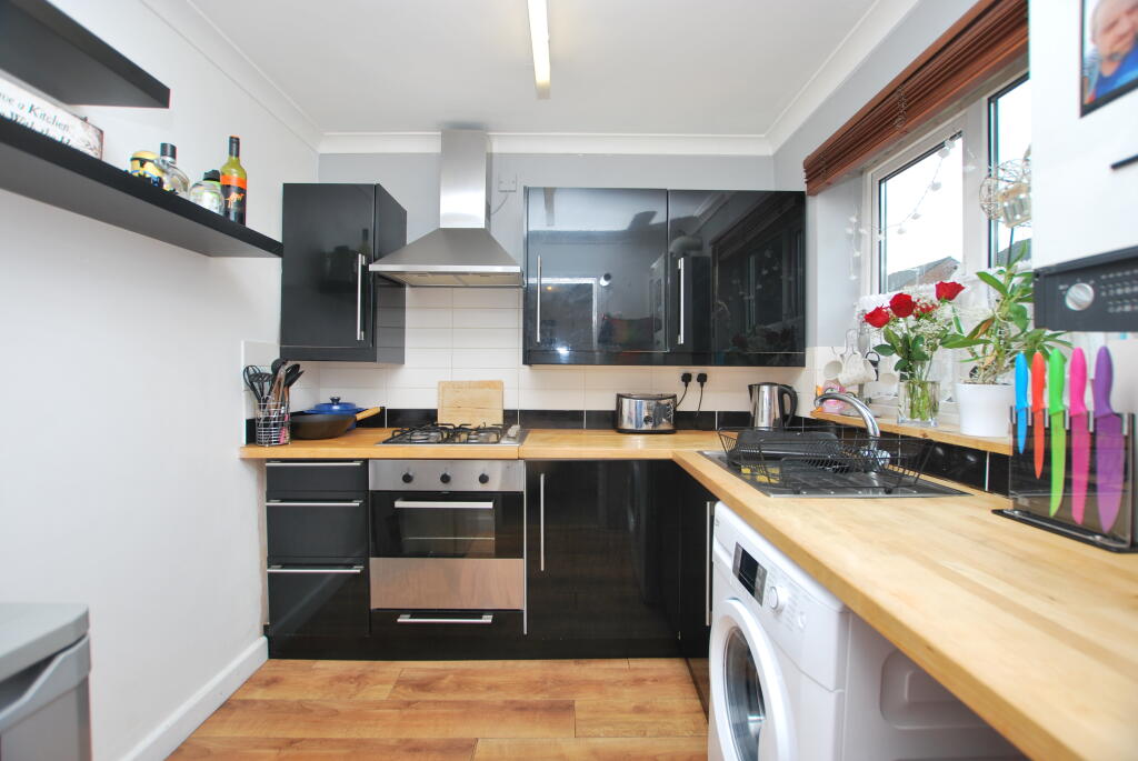 House in Almond Road, Leighton-Linslade - View 2