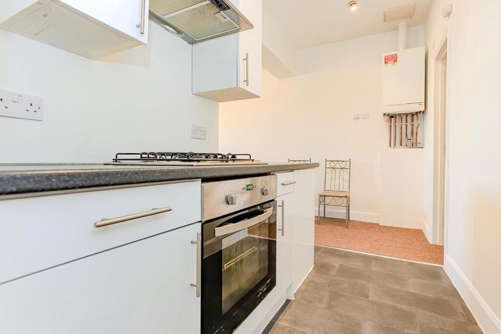 Apartment in Watford, North Watford - View 6