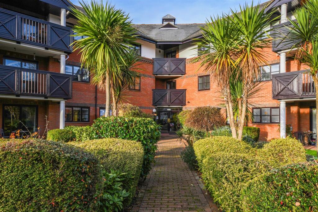 2-bed flat on Poplar Drive, Hutton, Brentwood, £450,000