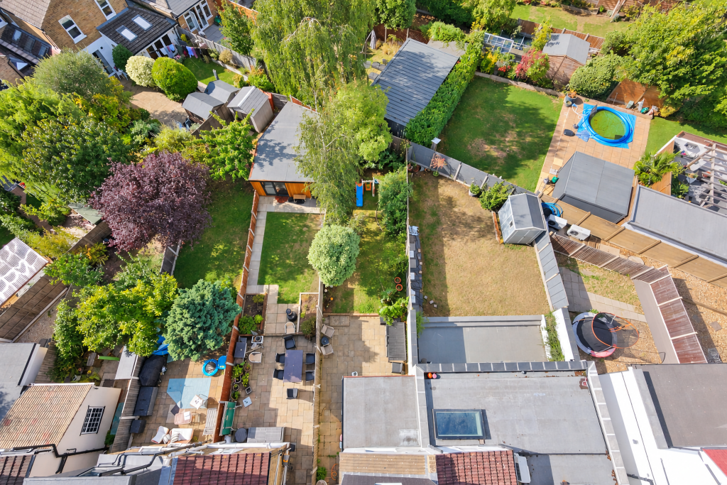 House in Woodford Green, Woodford - View 4