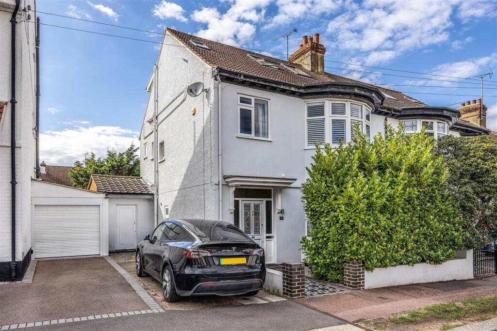 Main image of property: DUNDONALD DRIVE, Leigh-On-Sea