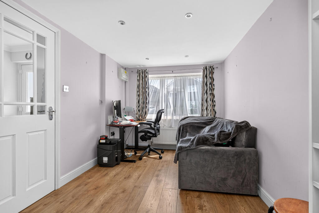 House in Wokingham, Emmbrook - View 6