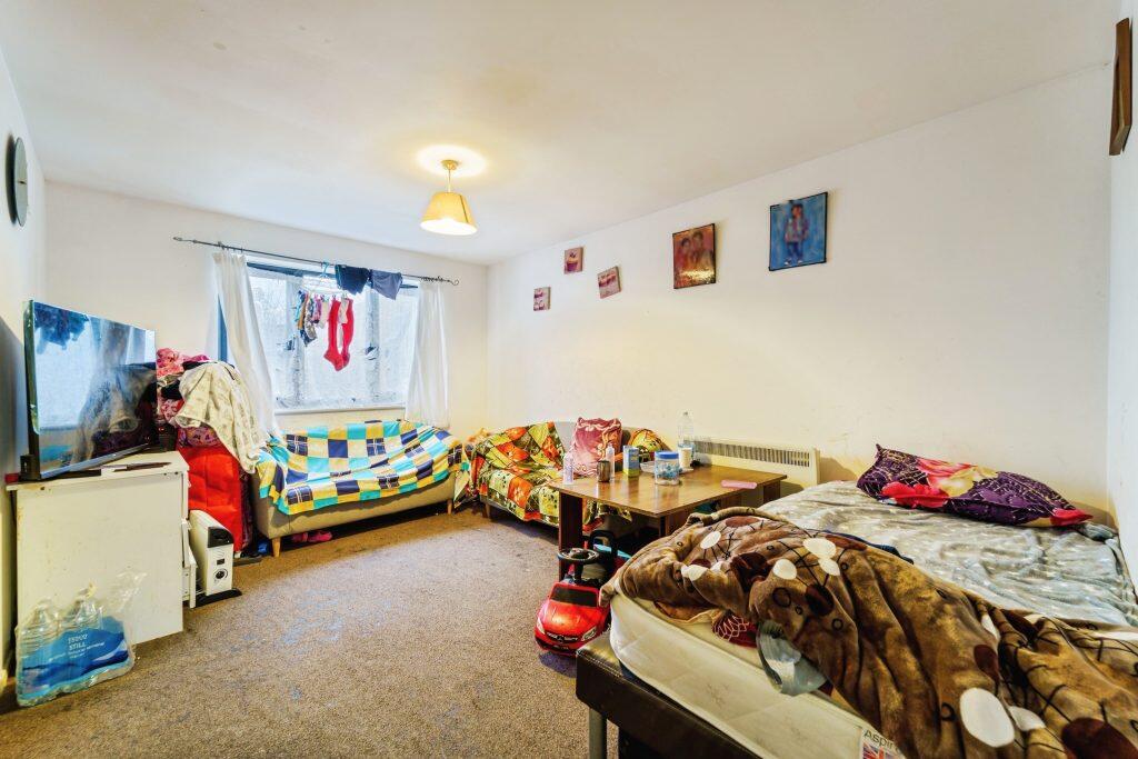 Apartment in Southall - View 4