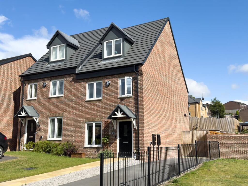3-bed semi-detached on Willow Chase, Meanwood, Leeds, West Yorkshire, £385,000