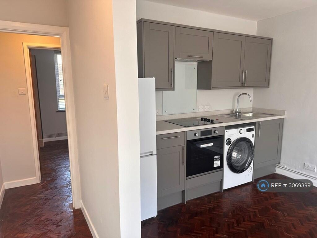 Apartment in Salisbury, Wiltshire - View 3