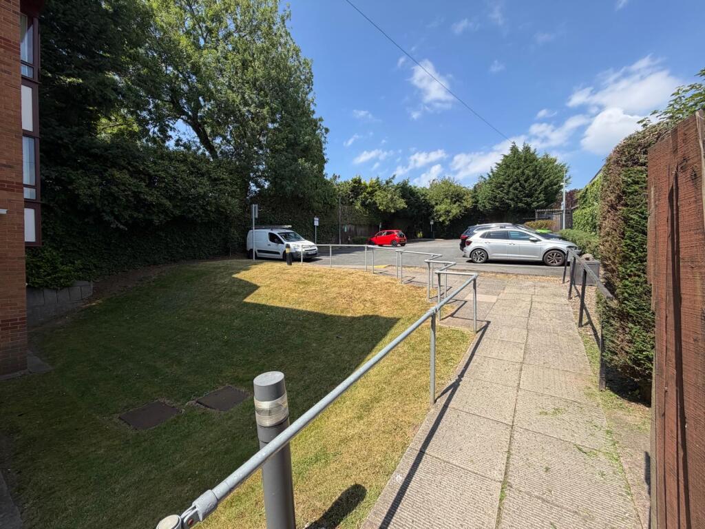 Apartment in Sandwell, West Midlands - View 4