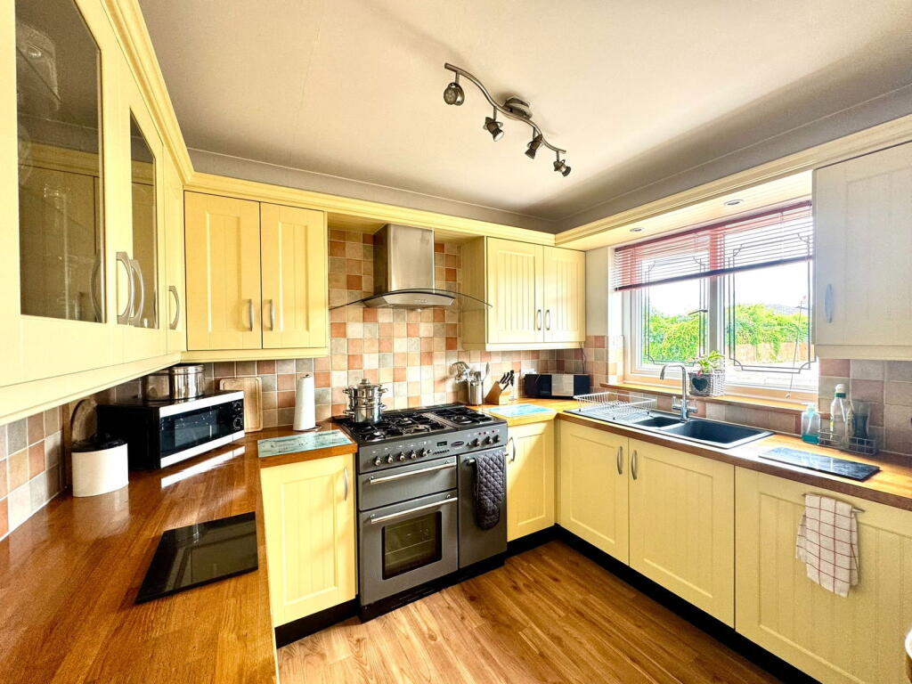 Burnt Hill Way, Lowestoft, NR33 8PE photo 4