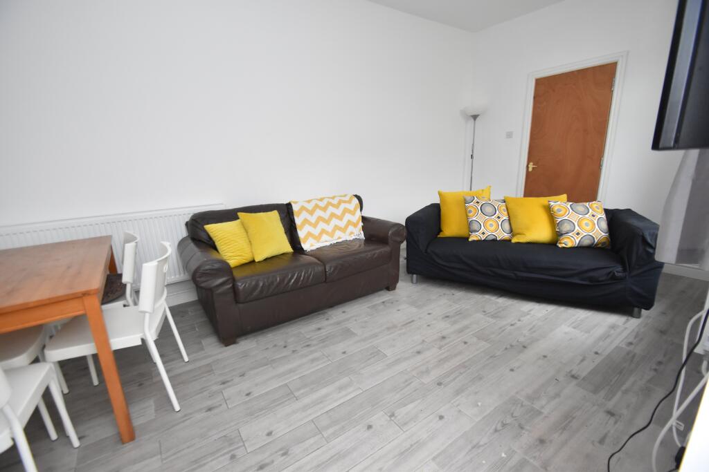 House in Cardiff, Cathays - More