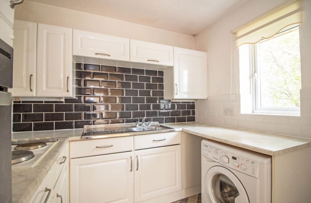 Dene Court, Cowplain, PO8 8HD photo 3
