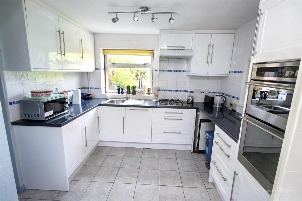 Elmstone Drive, Tilehurst, Reading – pohled 2