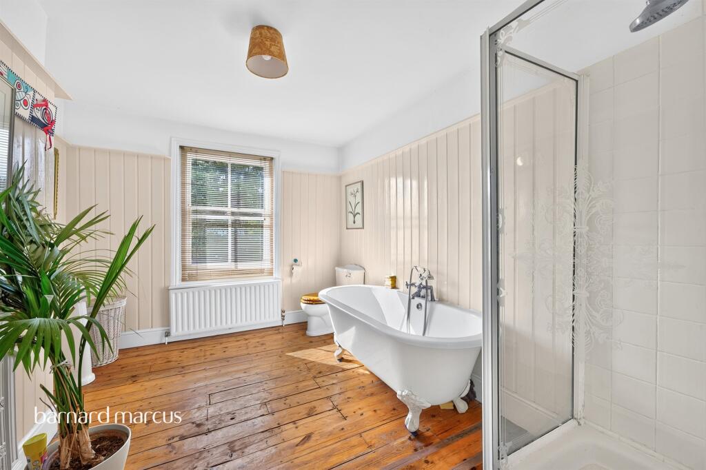 House in Sutton - View 3