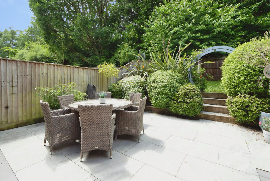 House in Eastleigh, Netley Hill, Hedge End - More