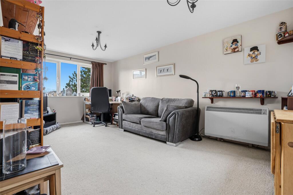 Courtlands Close, Watford, Hertfordshire, WD24 photo 4