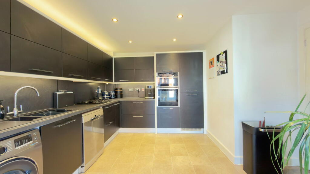 House in Gloucester - View 4