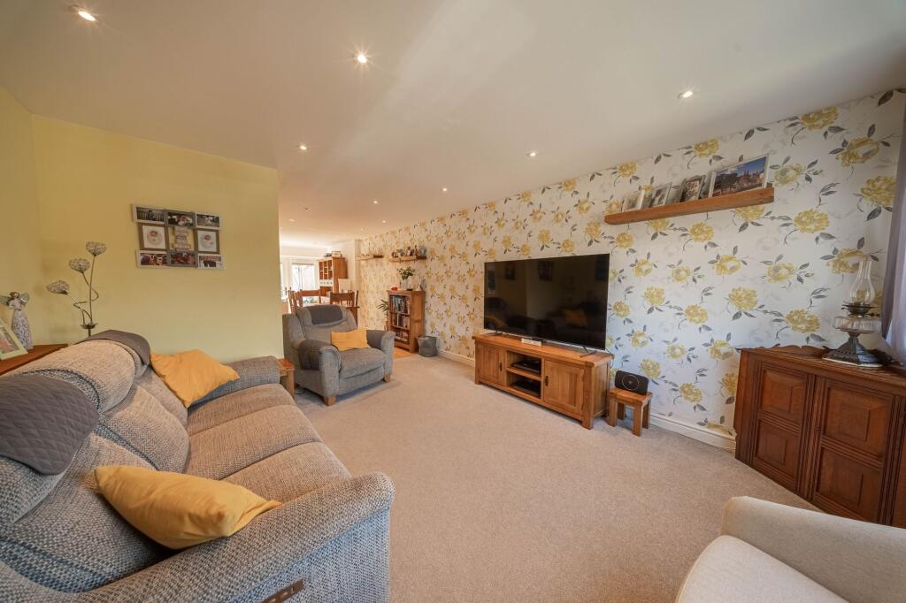 Aspen Close, Haywards Heath, RH16 photo 4