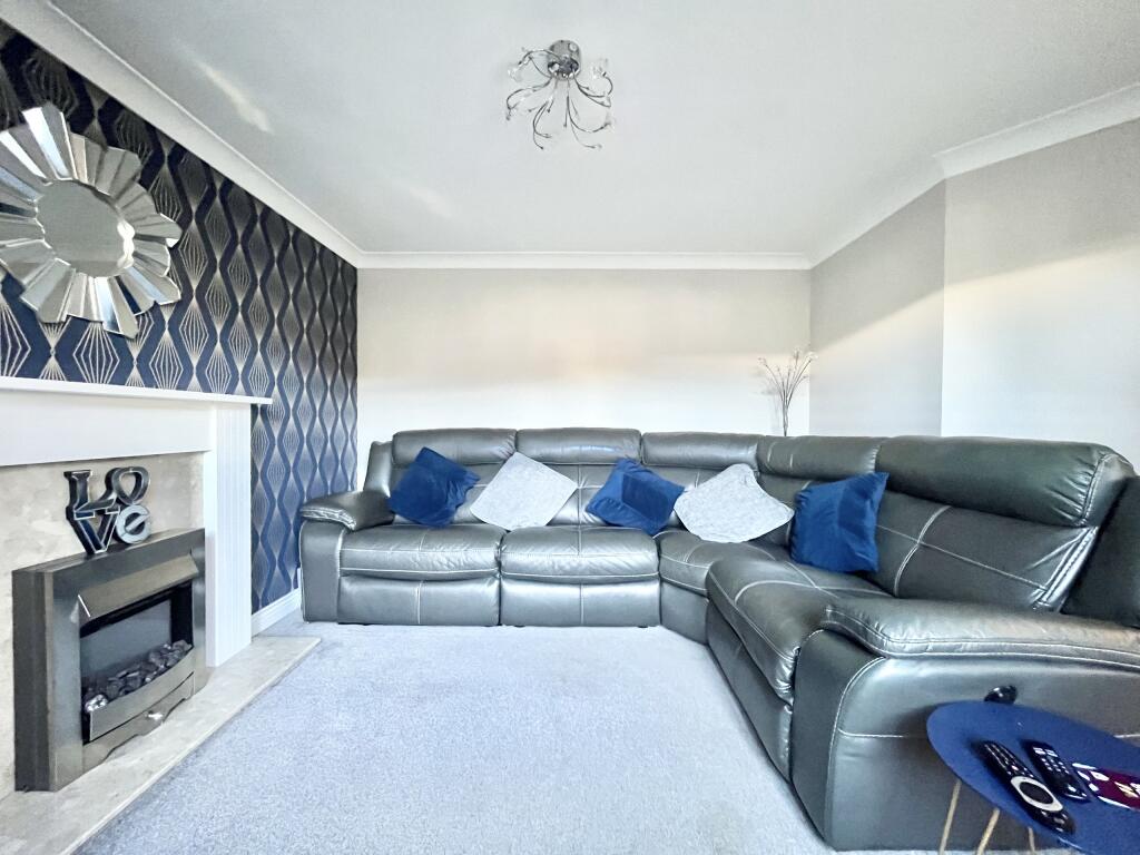 Additional image 5 of Hawks Rise, Yeovil, Somerset - Four Double Bedrooms