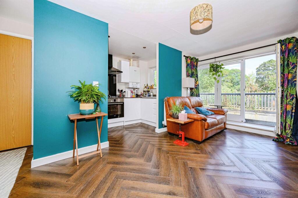 Apartment in Dacorum, Hertfordshire - View 5