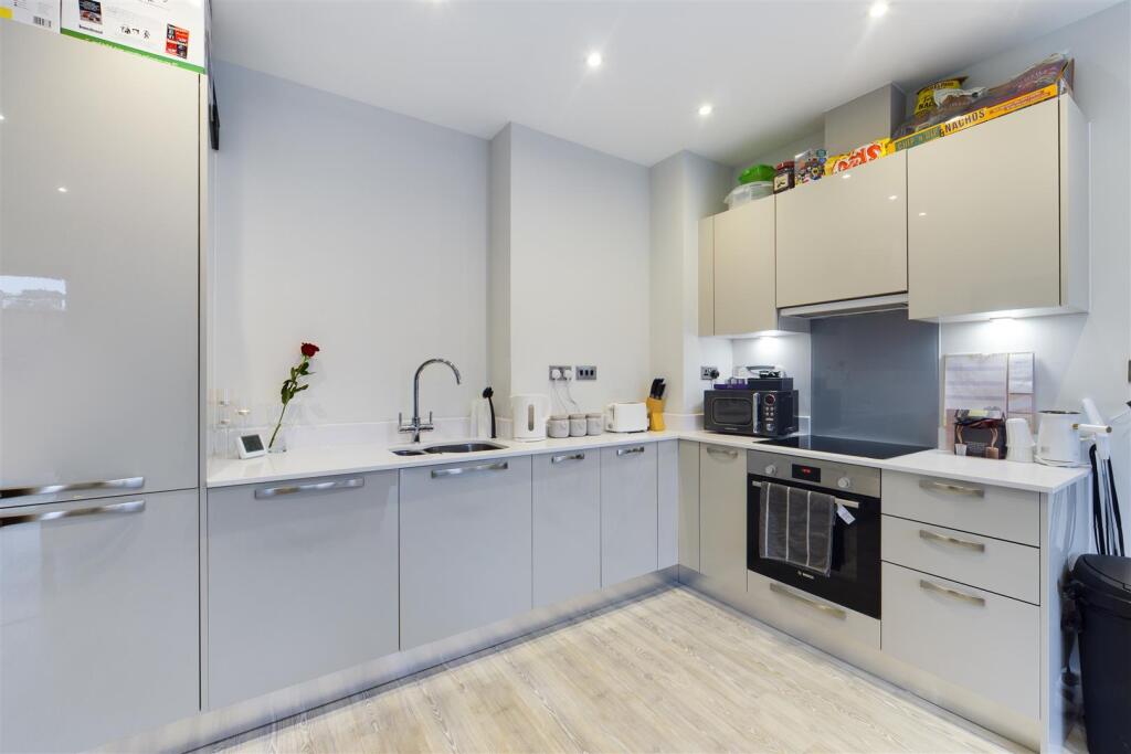 Apartment in Redhill - View 3