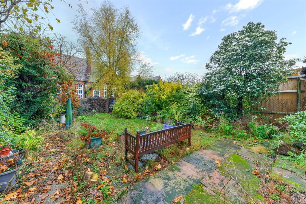 Colwood Gardens, Colliers Wood photo 3