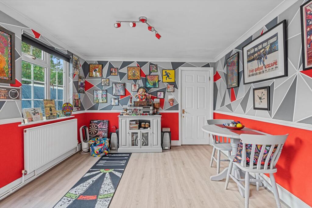 House in Spelthorne, Stanwell - More