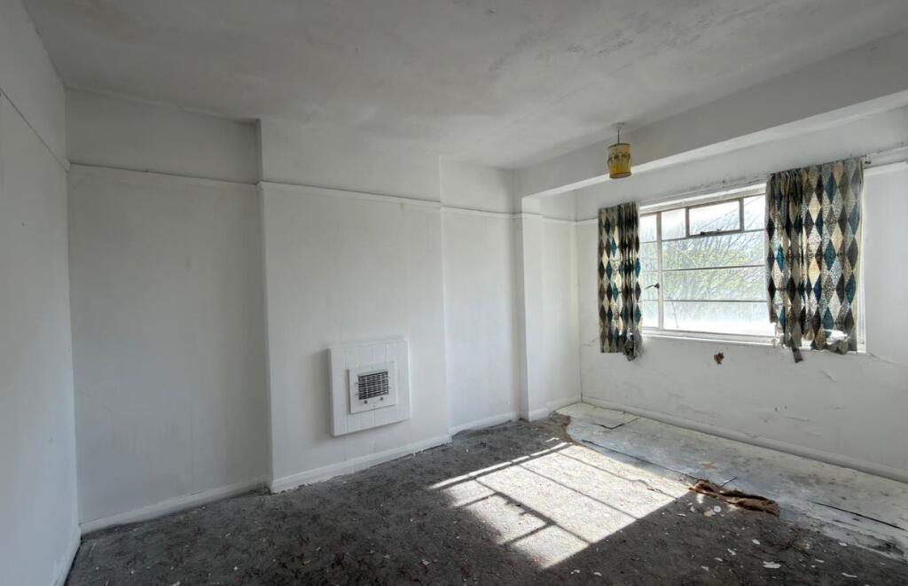 4 Berkshire Way, Mitcham, Surrey, CR4 1QT photo 3